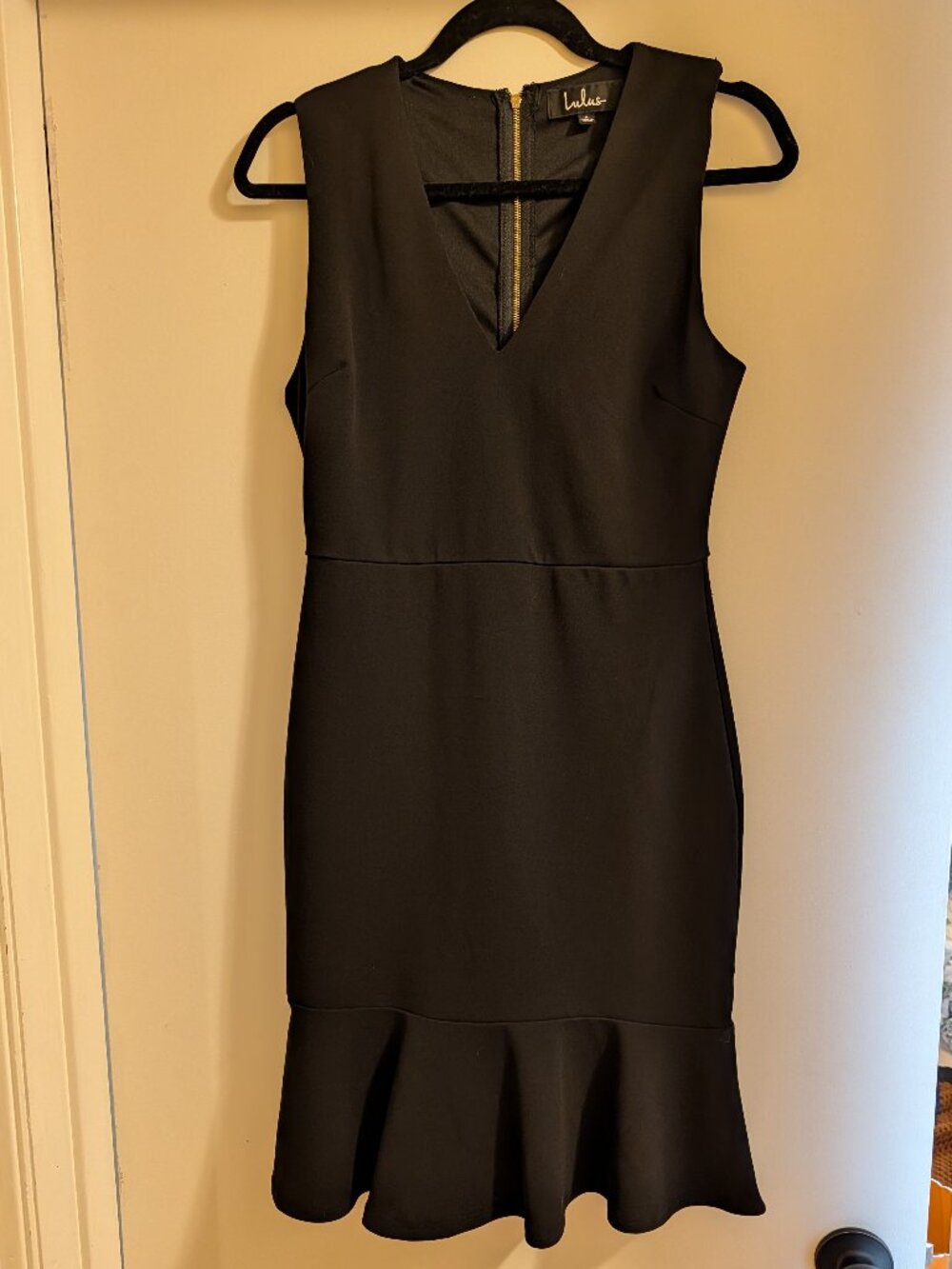 Lulu's V neck little black dress Size M